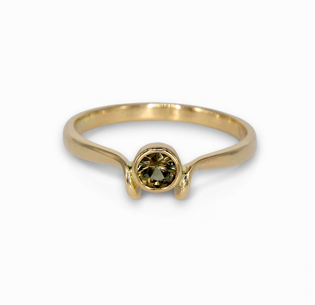 Ruskea safiiri sormus